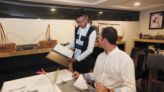 Kyaw Kyaw Moe landed a job at a hotel in Yangon, thanks to Swisscontact