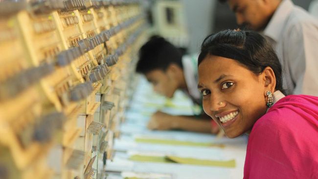 [Translate to Englisch:] Qualitätskontrolle im Textilsektor in Bangladesch