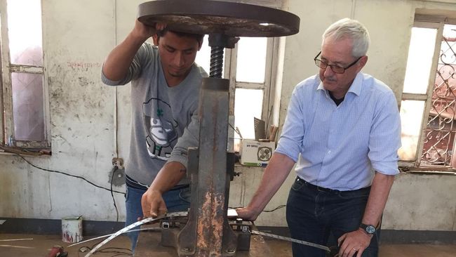 SEC expert Konrad Wirthensohn consults a metalworking factory in Nepal